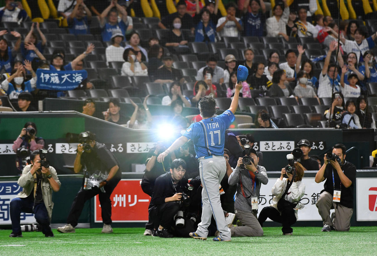 ヒーローインタビューを終え、ファンに手を振りながら引き揚げる日本ハム伊藤大海（2025年10月17日撮影）