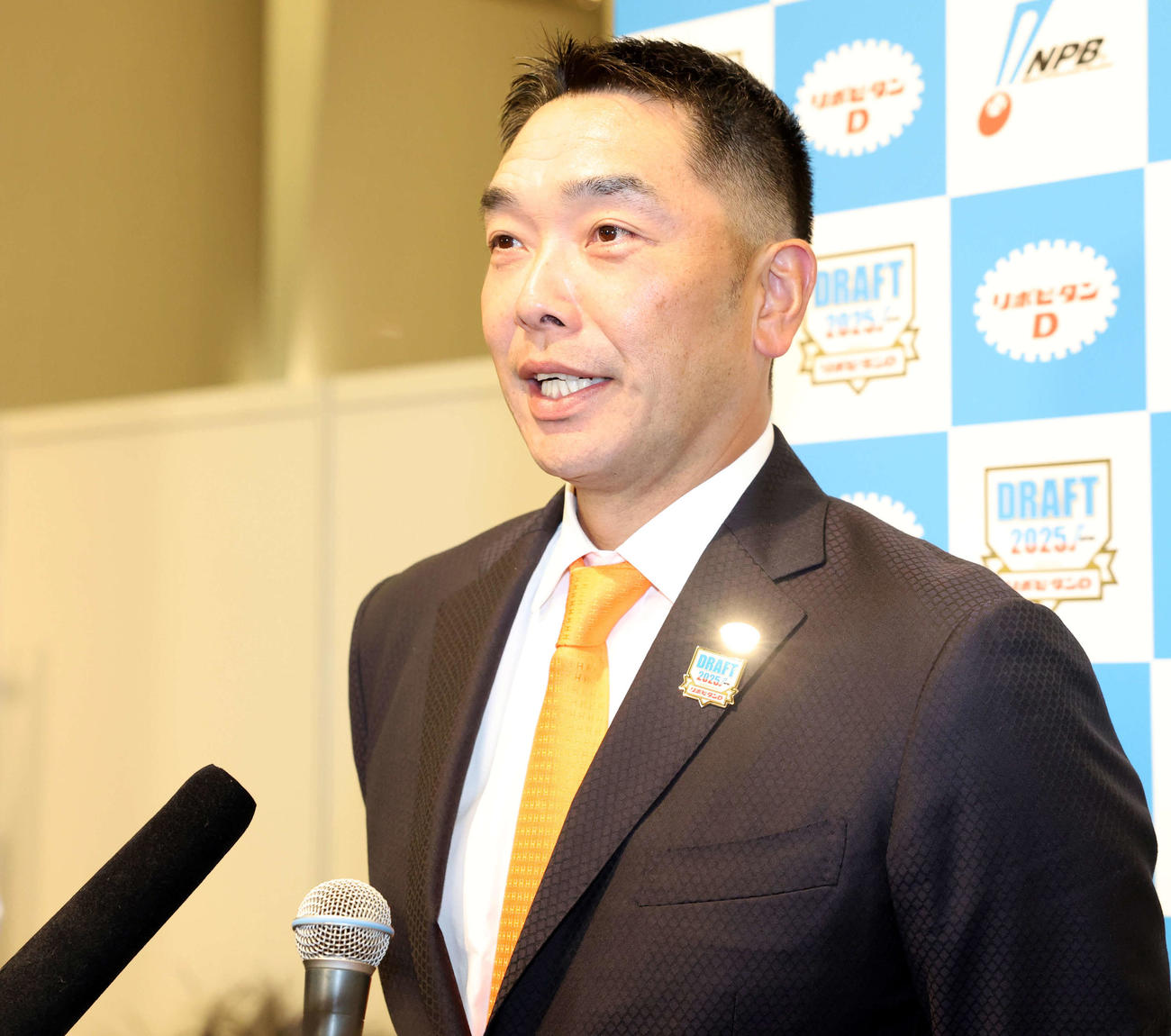 ドラフト1位で、鷺宮製作所・竹丸の交渉権を獲得し笑顔で質問に答える巨人阿部監督（撮影・浅見桂子）