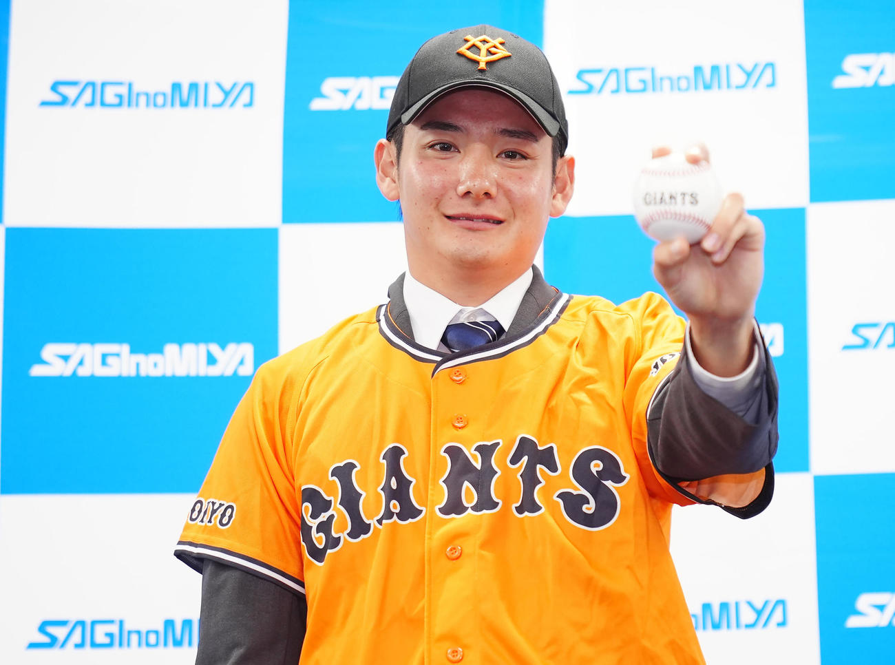 巨人から1位指名を受け笑顔で写真に納まる竹丸（撮影・垰建太）