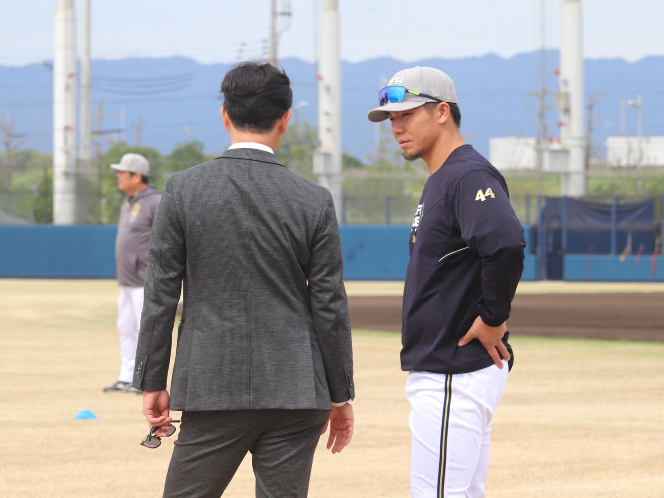 秋季練習初日に頓宮裕真捕手と話す、オリックス岸田監督（撮影・中島麗）