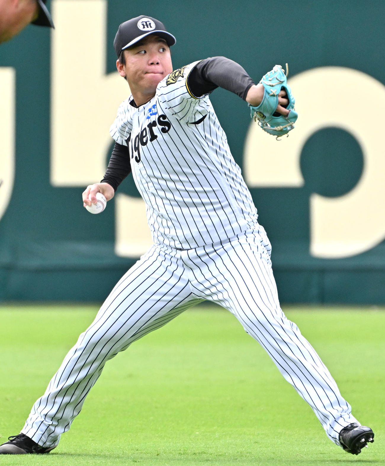 キャッチボールをする阪神村上頌樹（撮影・石井愛子）