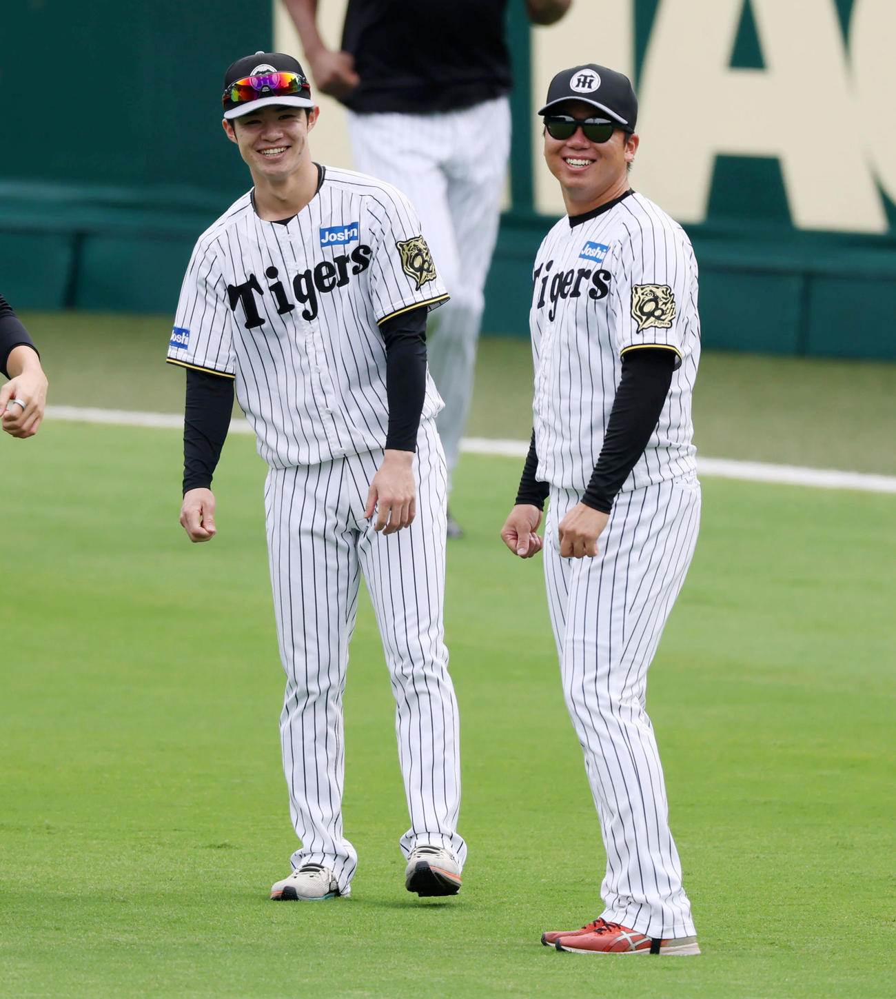 中野（左）と談笑する阪神村上（撮影・加藤哉）