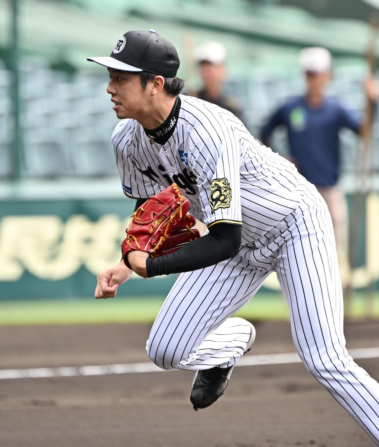 投内連携の練習をする才木（撮影・石井愛子）