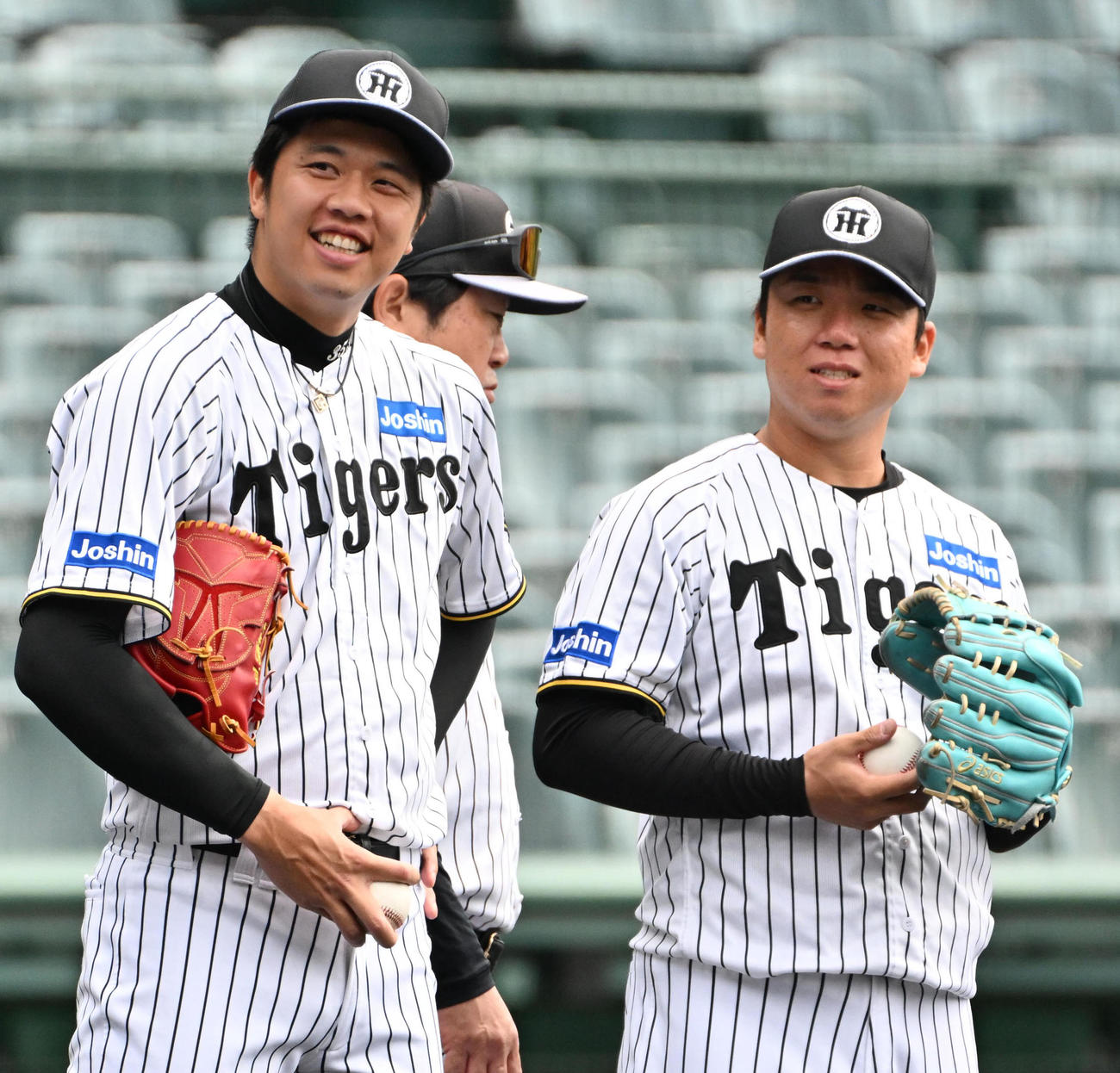 投内連携練習の順番を待つ才木（左）と村上（撮影・石井愛子）