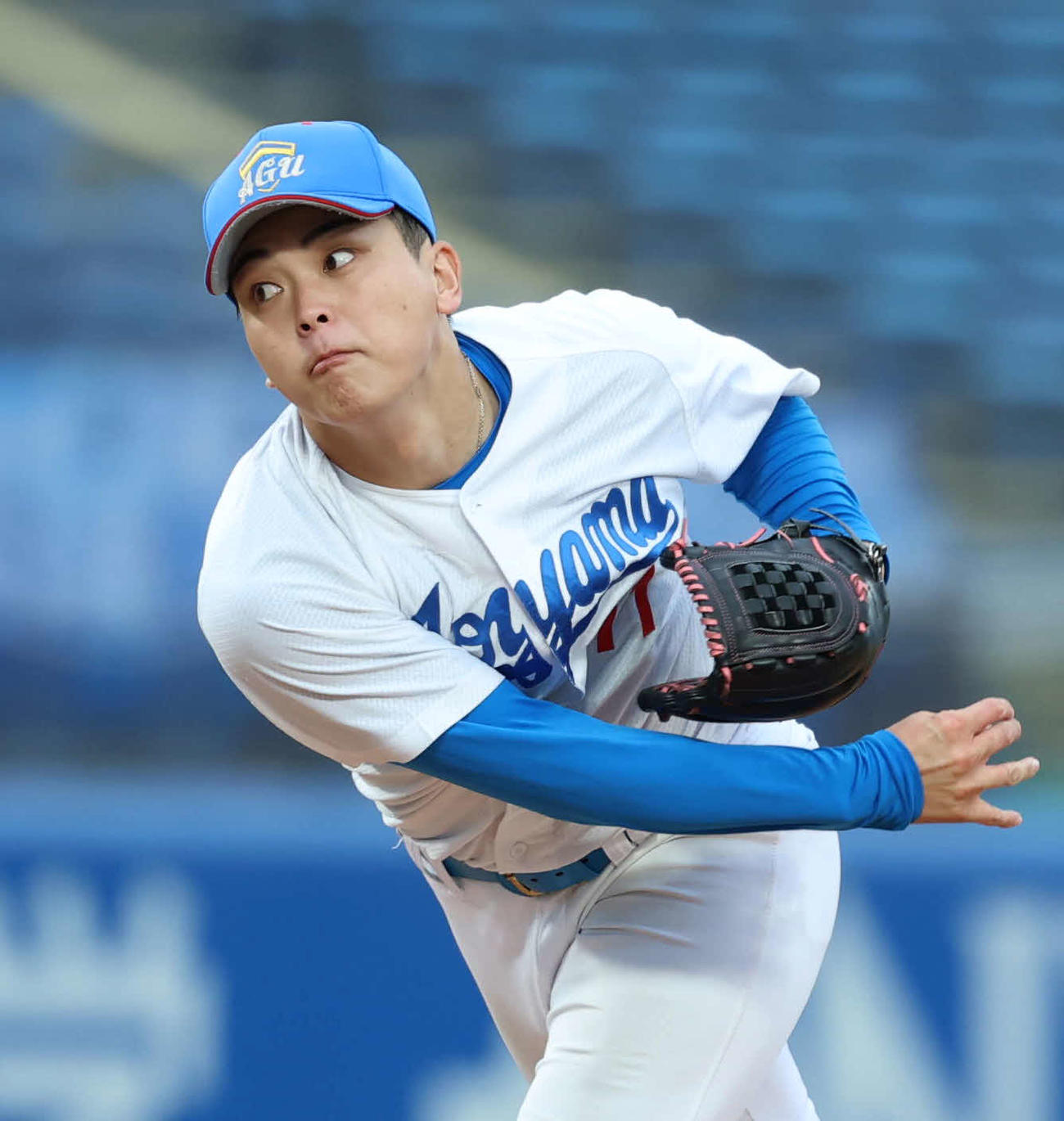 青学大対亜大　先発し力投する青学大・中西（撮影・増田悦実）