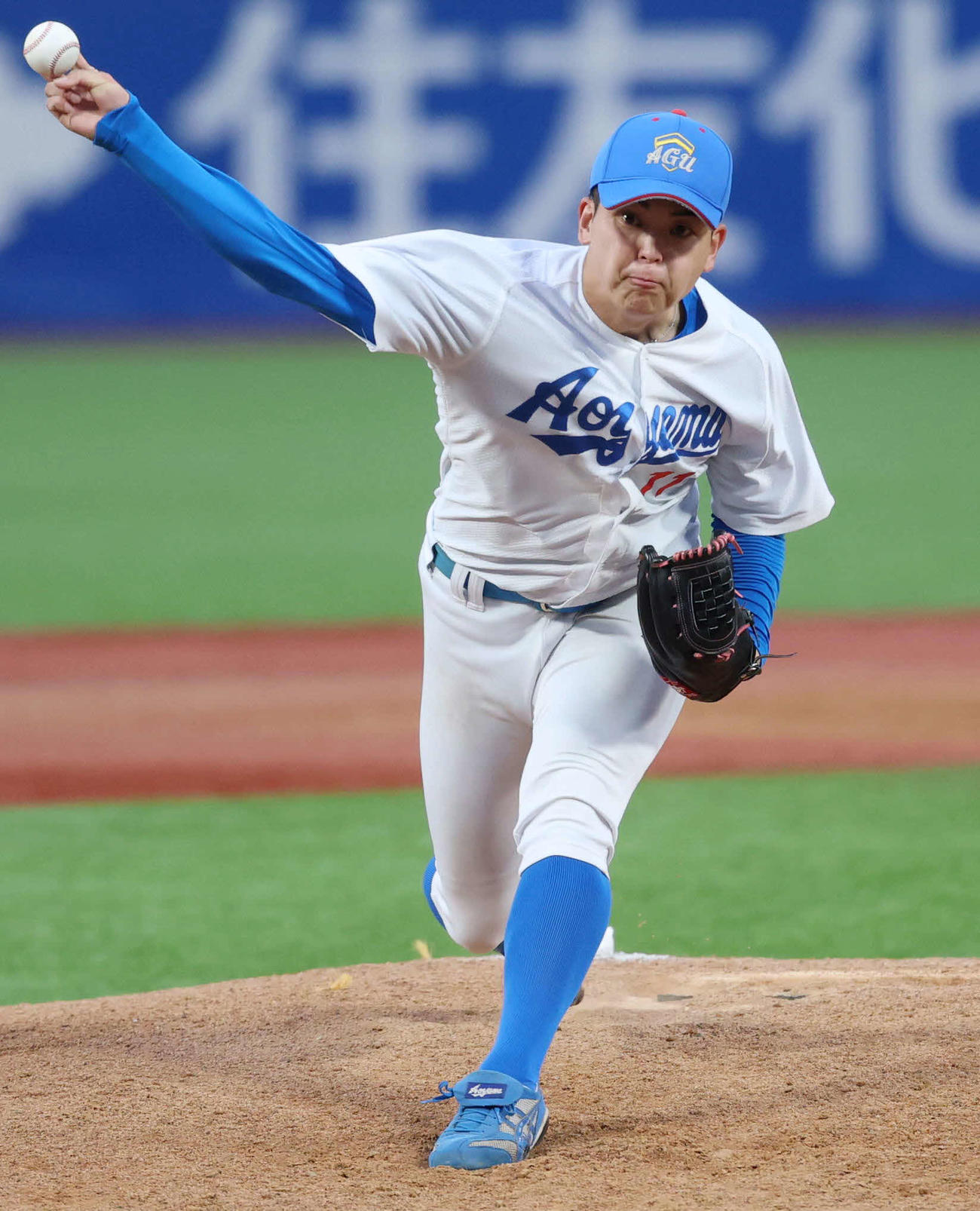 青学大対亜大　先発し力投する青学大・中西（撮影・増田悦実）
