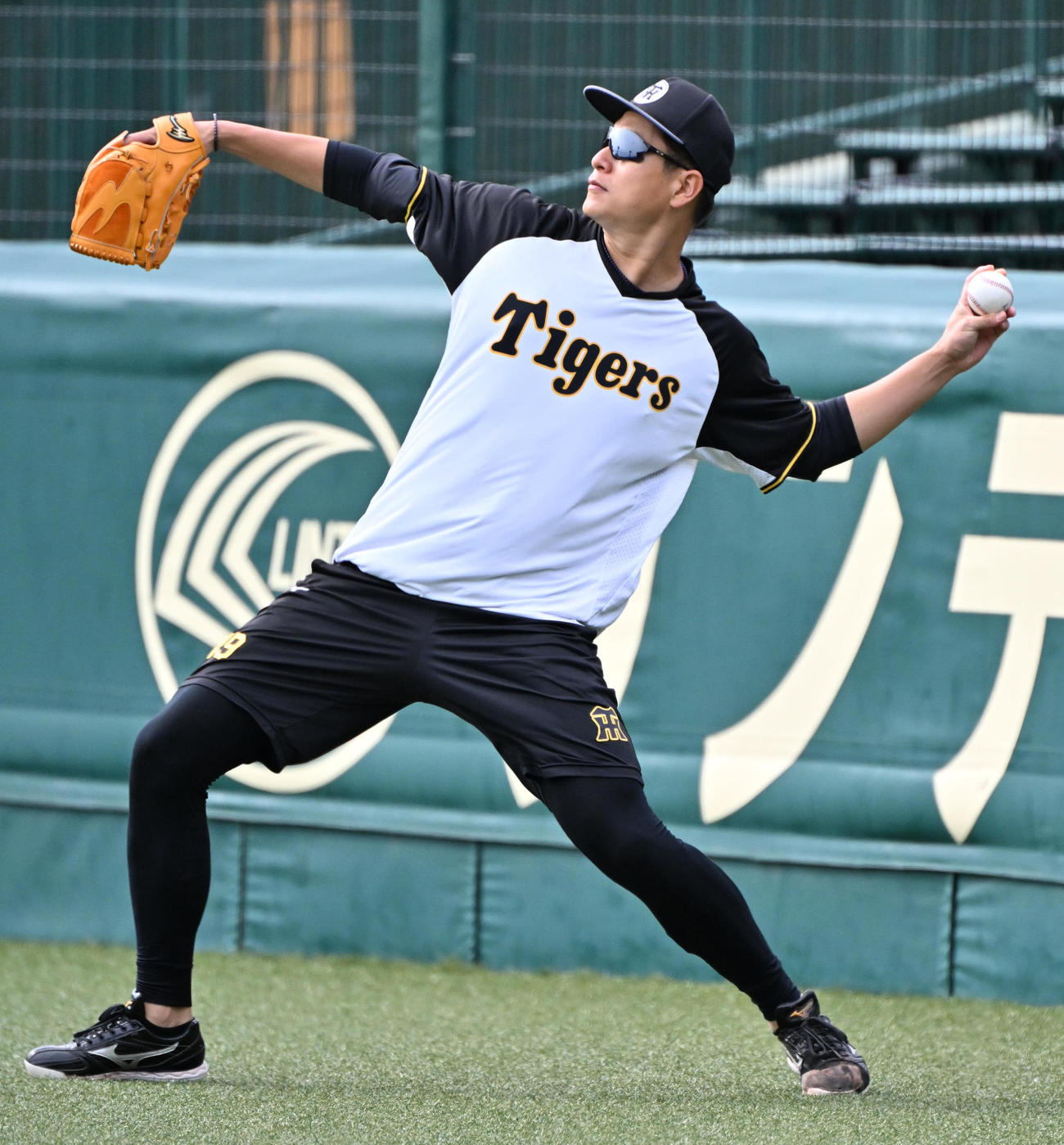 キャッチボールをする大竹（撮影・石井愛子）