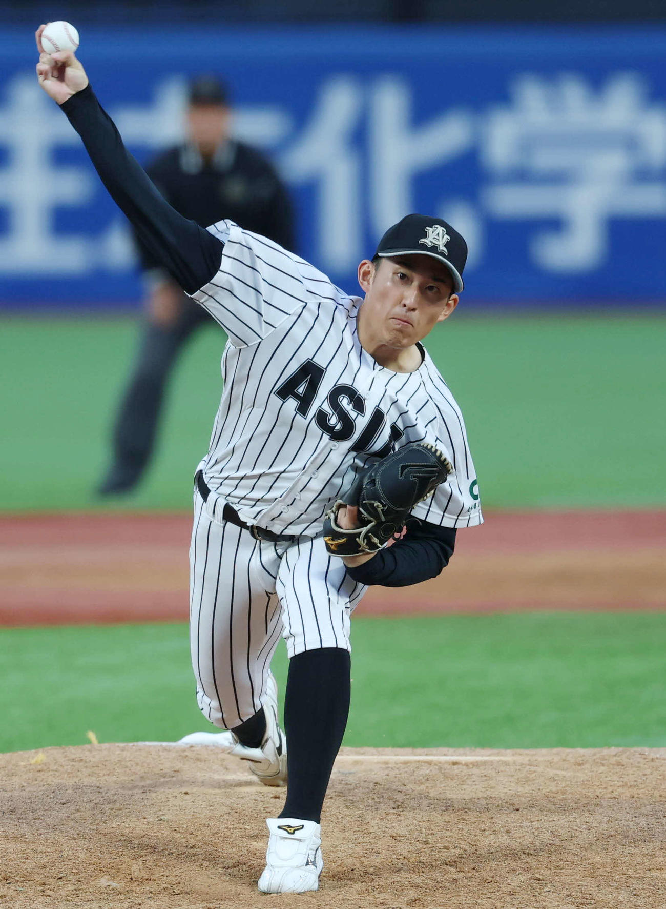 青学大対亜大　先発し力投する亜大・斎藤（撮影・増田悦実）