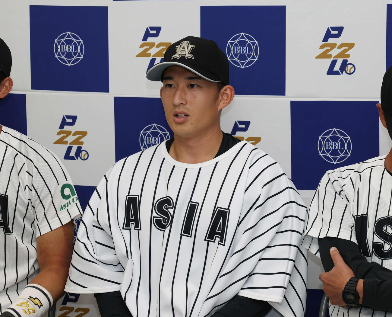 国学院大対駒大　話をする亜大・斎藤（撮影・増田悦実）