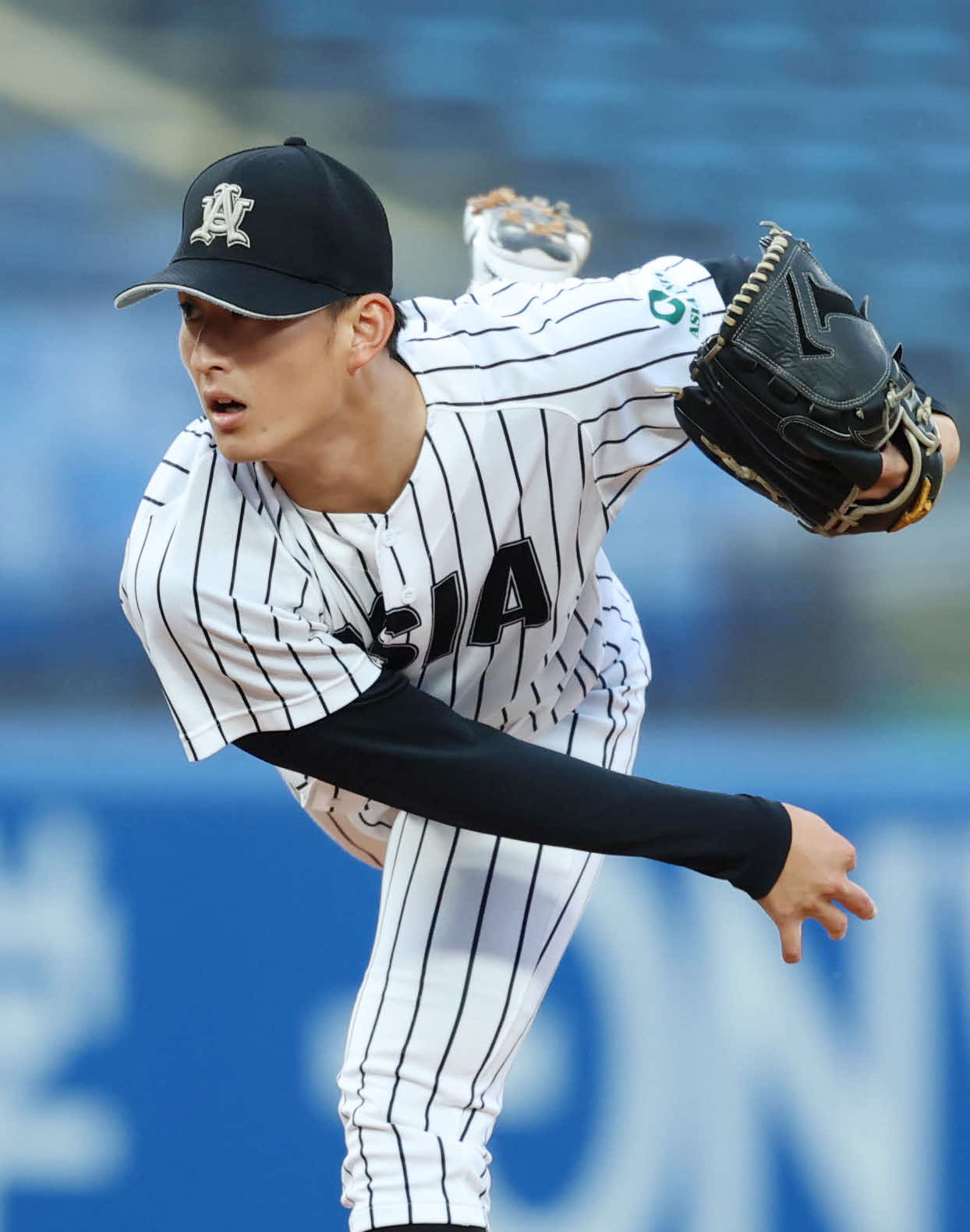 青学大対亜大　先発し力投する亜大・斎藤（撮影・増田悦実）