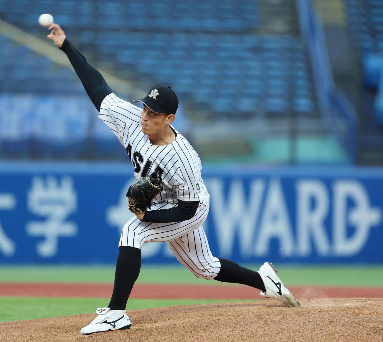 青学大対亜大　先発し力投する亜大・斎藤（撮影・増田悦実）