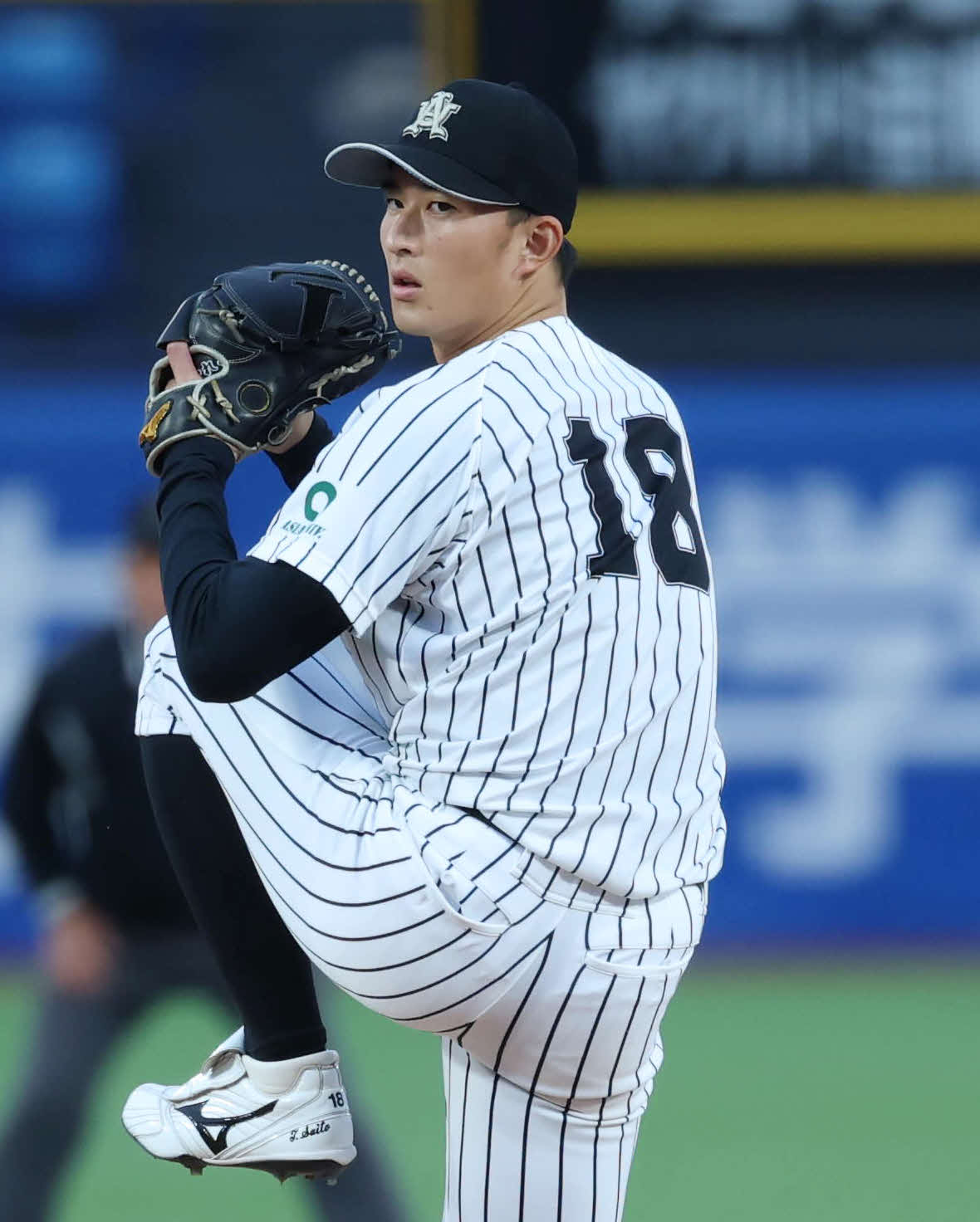 青学大対亜大　先発し力投する亜大・斎藤（撮影・増田悦実）