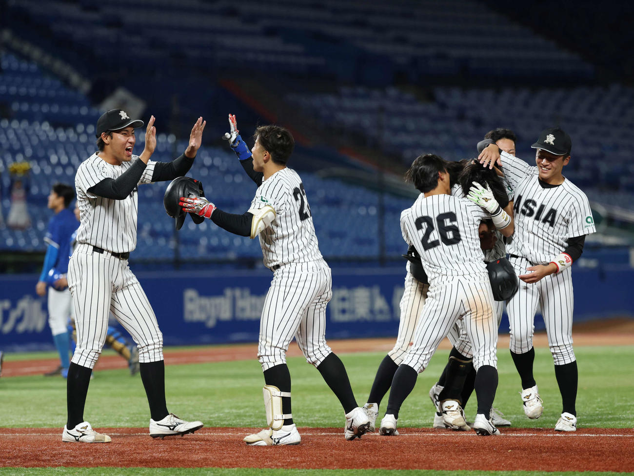 青学大対亜大　勝利し喜び合う亜大ナイン（撮影・増田悦実）