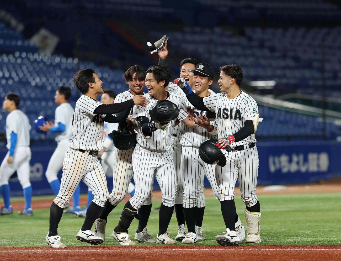 青学大対亜大　勝利し喜び合う亜大ナイン（撮影・増田悦実）