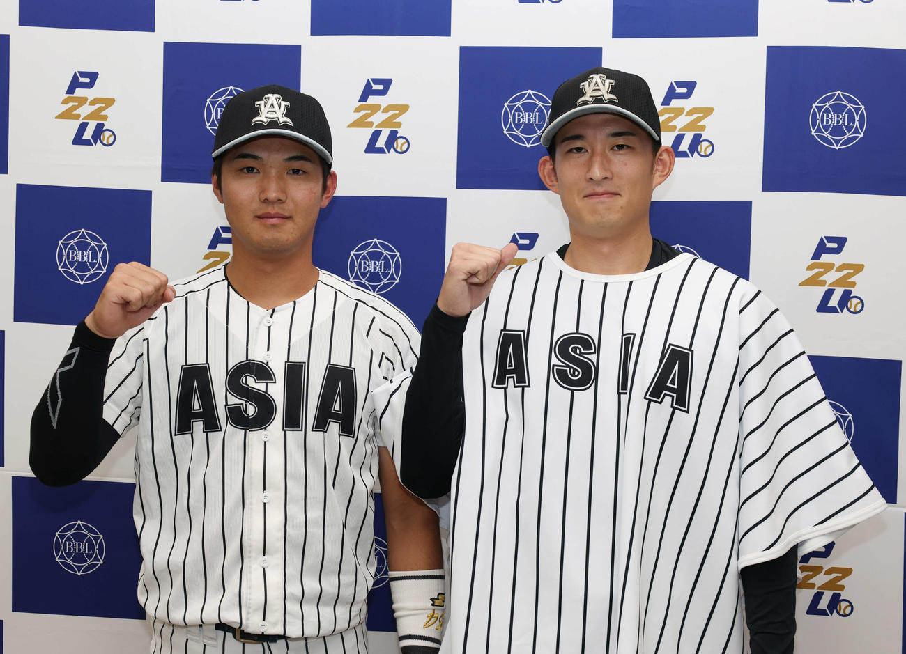 国学院大対駒大　ガッツポーズをする亜大・伊藤（左）と斎藤（撮影・増田悦実）