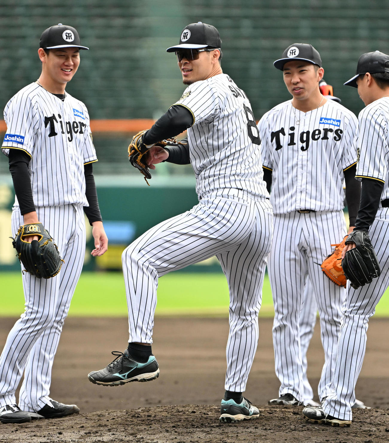 投手陣とマウンドで投球フォームをする佐藤輝（左から2人目）（撮影・石井愛子）
