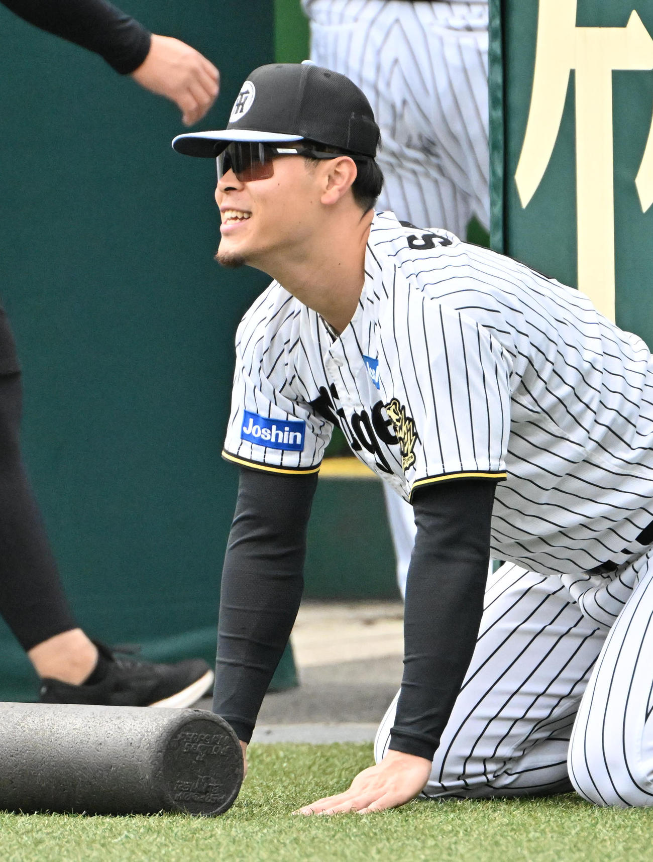 ストレッチをする佐藤輝（撮影・石井愛子）
