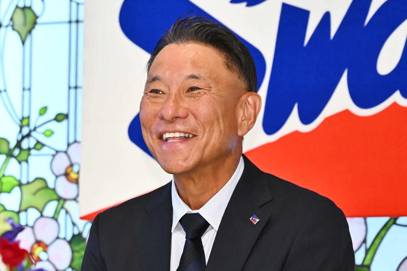 就任会見で笑顔のヤクルト池山隆寛新監督（2025年10月10日）