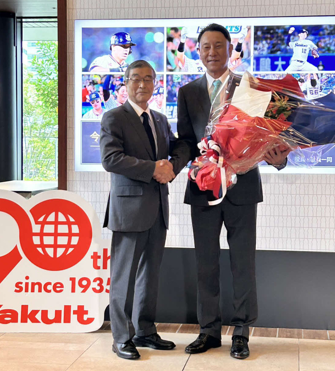 握手をするヤクルト成田オーナー（左）と池山新監督（撮影・上田悠太）