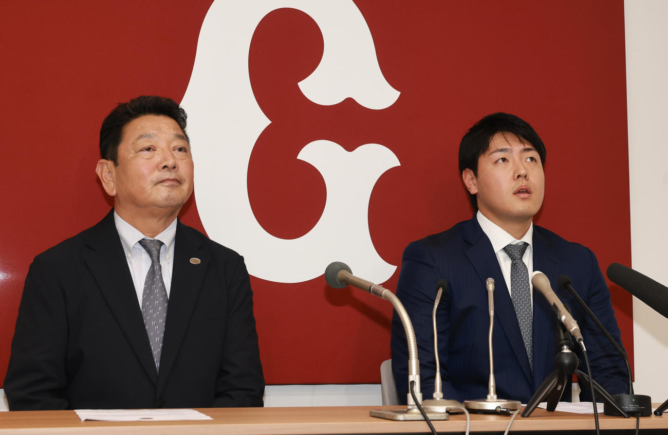 会見する巨人吉村編成本部長（左）と岡本（撮影・野上伸悟）