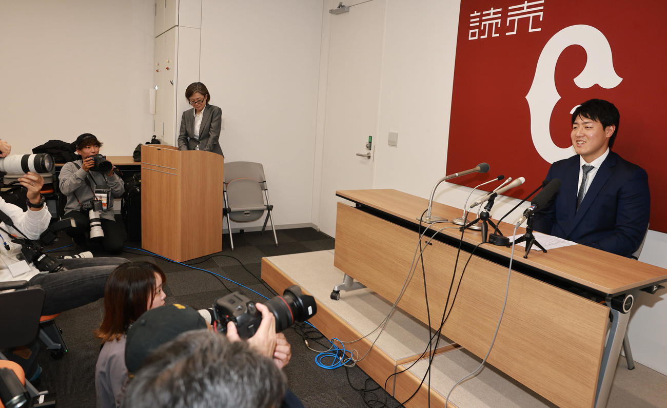 ポスティング申請での大リーグ挑戦を表明した巨人岡本（撮影・野上伸悟）