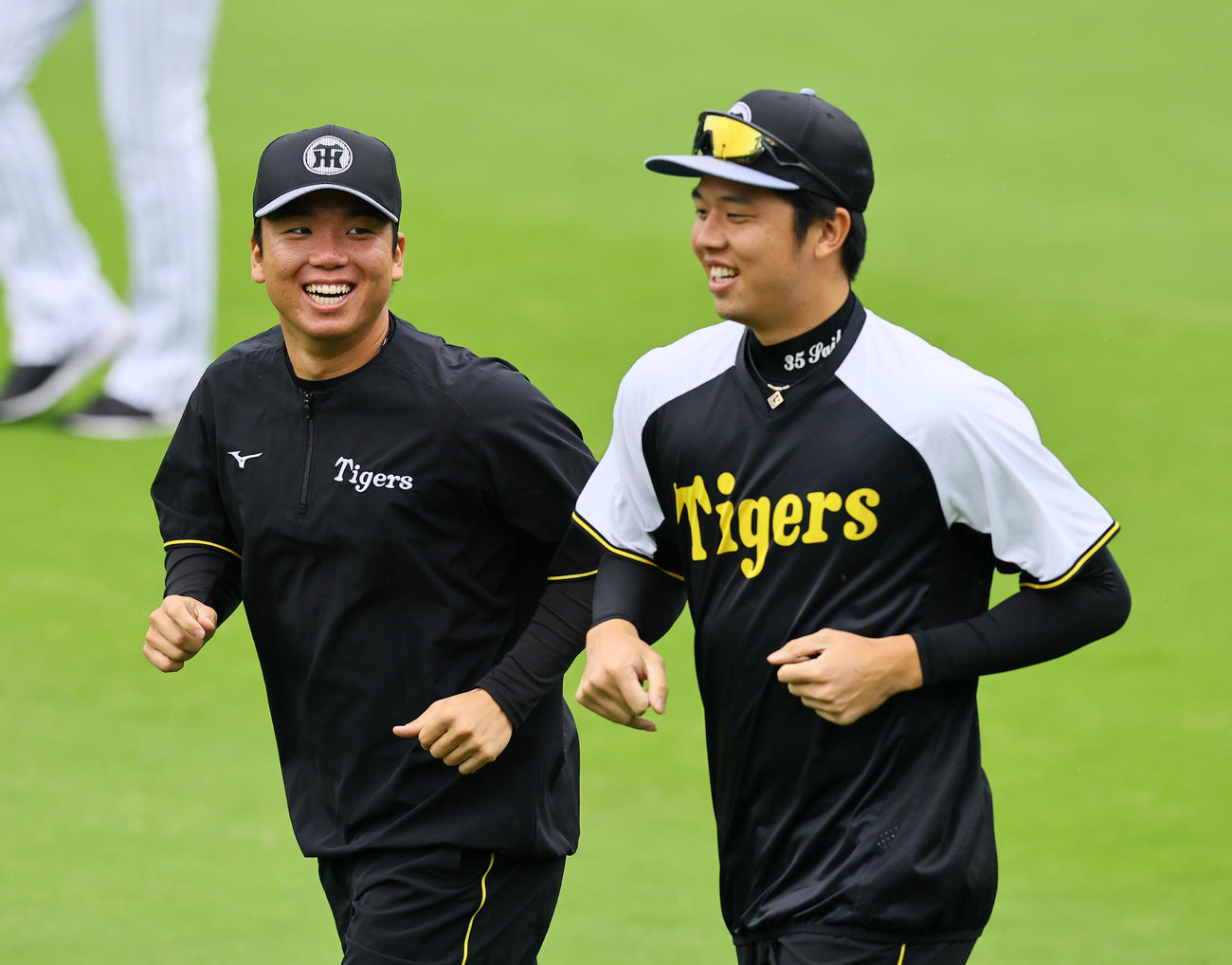 ランニングをする阪神村上（左）と才木（撮影・藤尾明華）