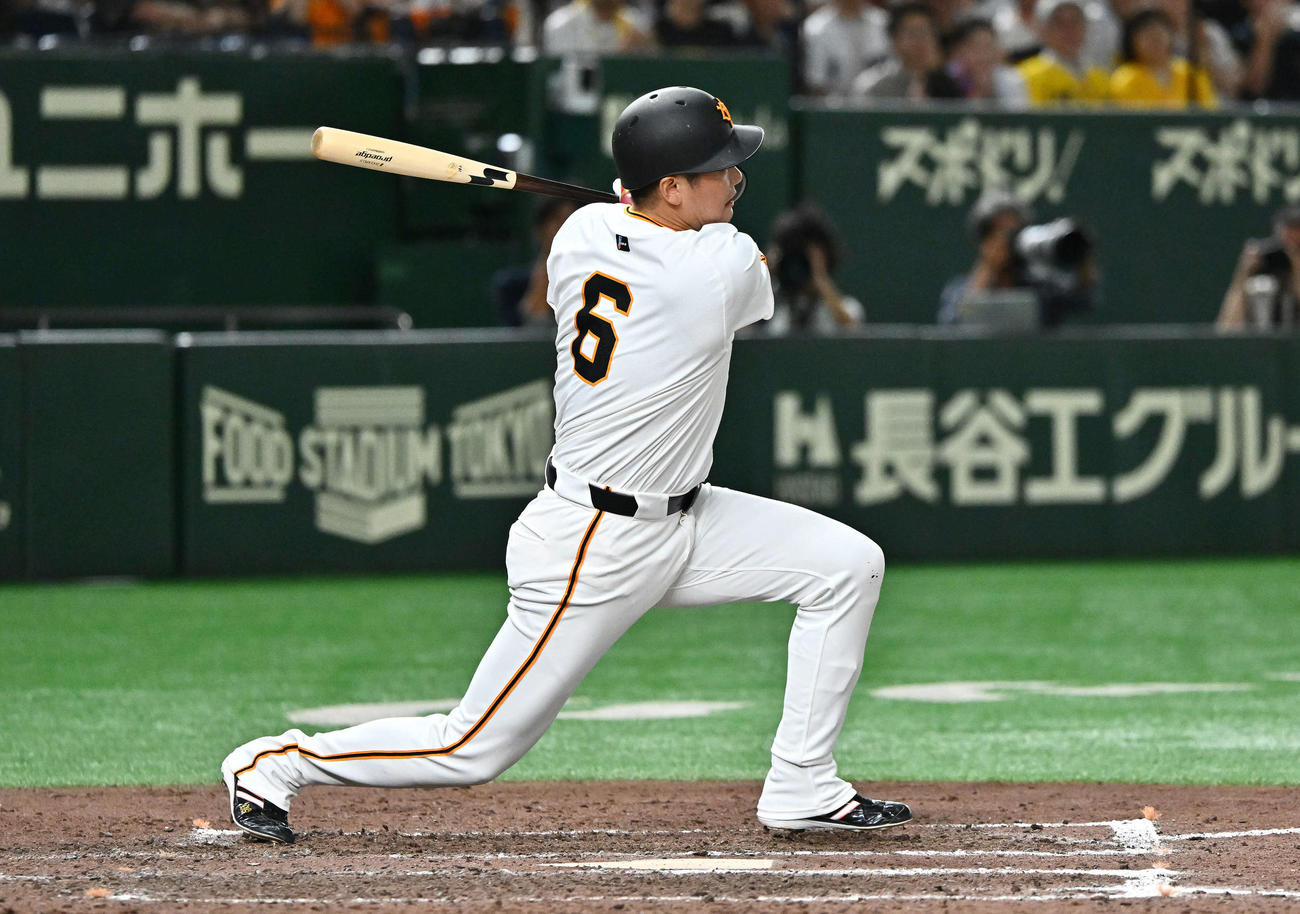 2025年9月13日　9回裏巨人1死二、三塁、代打坂本はサヨナラの中前2点適時打を放つ