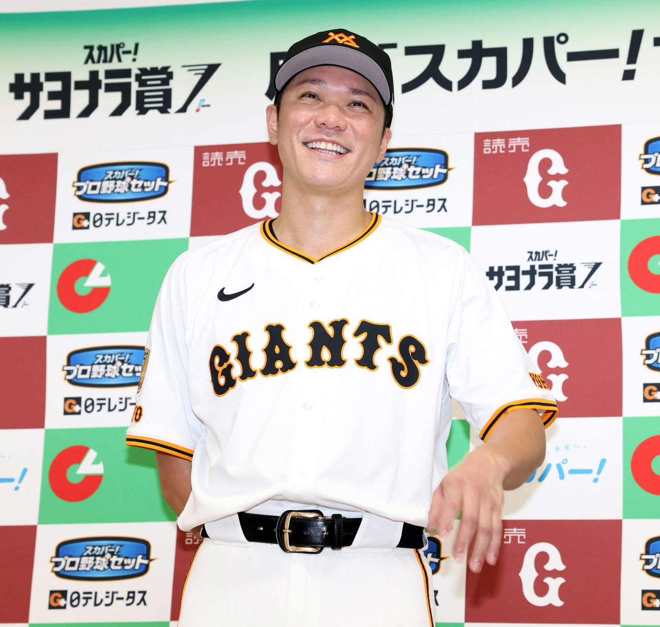 スカパー！サヨナラ賞を受賞し笑顔の巨人坂本（撮影・浅見桂子）