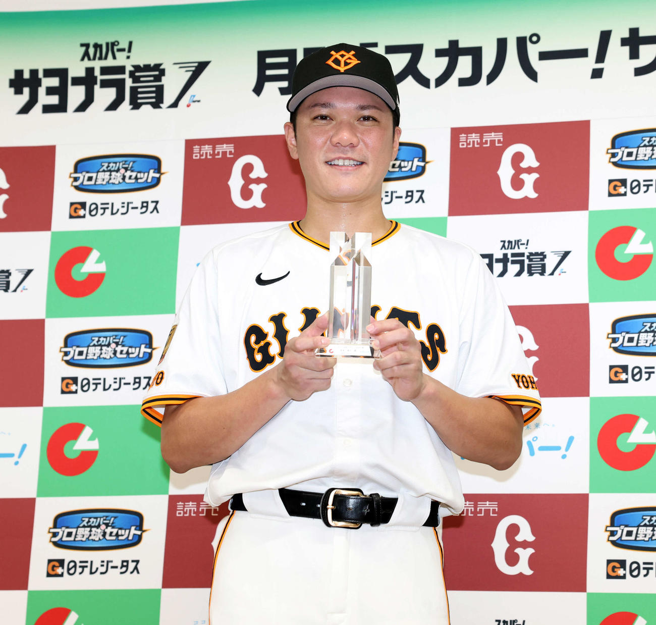 スカパー！サヨナラ賞を受賞し笑顔の巨人坂本（撮影・浅見桂子）