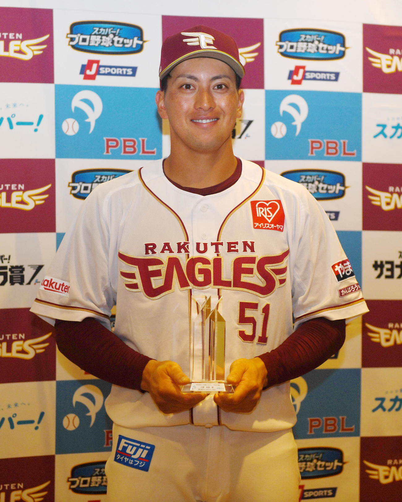 9、10月度の「スカパー！サヨナラ賞」に選出され笑顔の楽天小郷