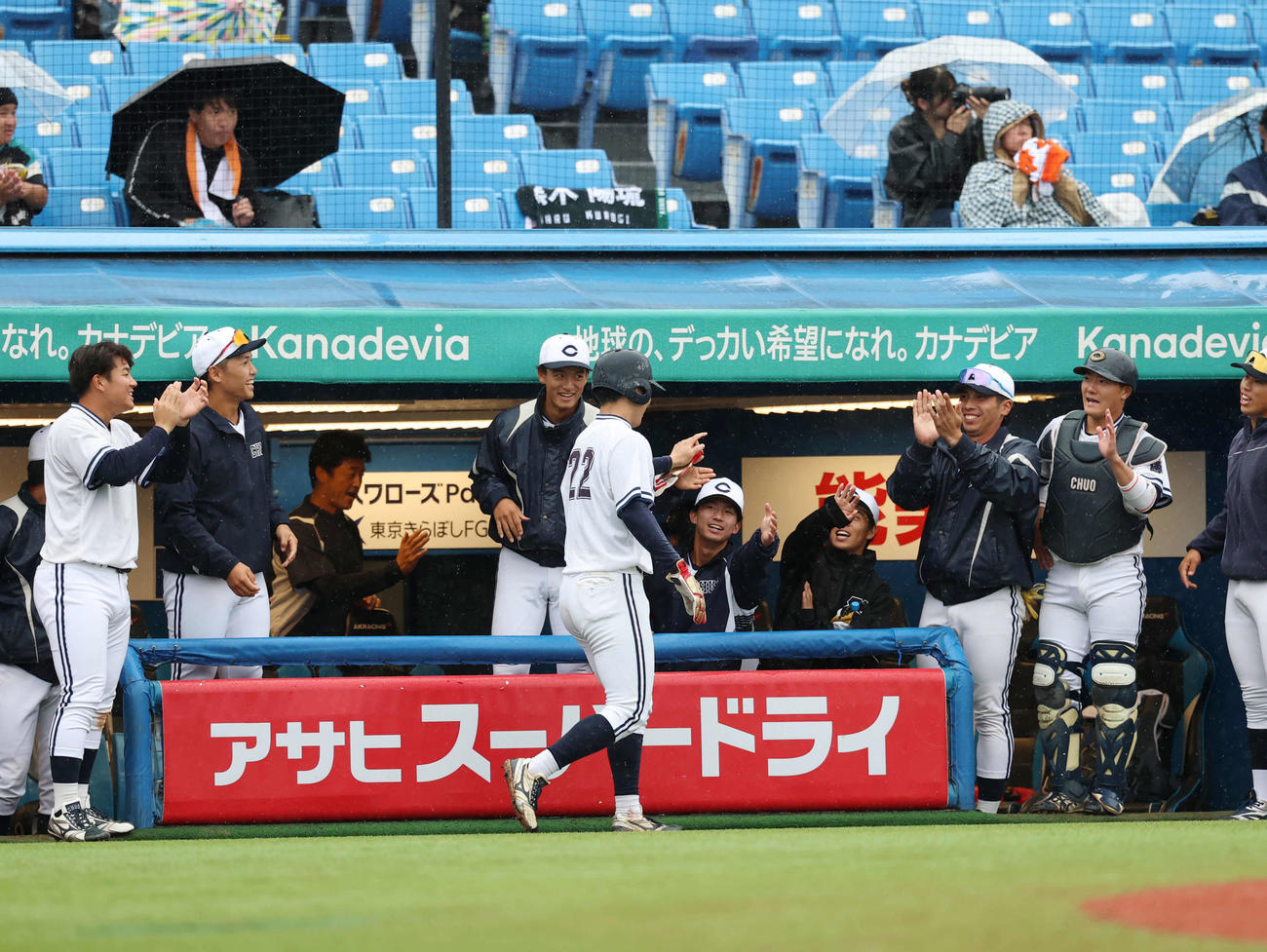 中大対東洋大　6回表中大2死二、三塁、武井の適時三塁打で生還しナインとタッチを交わす綱川（手前中央）（撮影・増田悦実）
