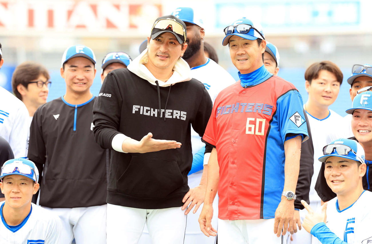 60歳を迎えた日本ハム八木打撃コーチ（中央右）は赤いユニホームを贈られ、新庄監督（同左）ら選手たちと記念撮影（2025年6月8日）