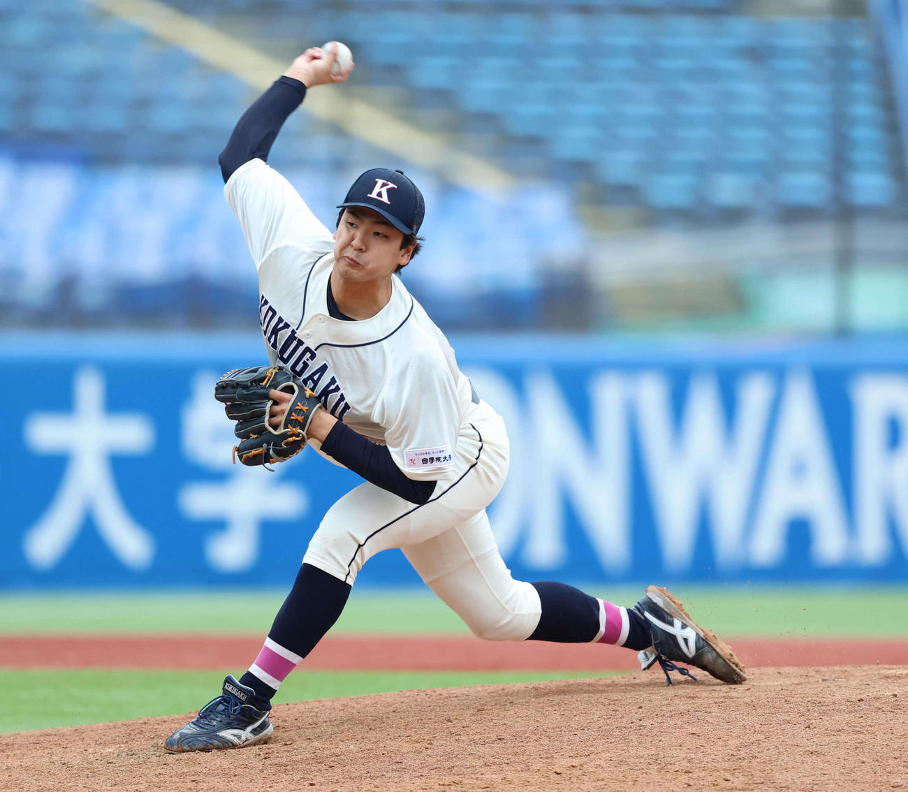 駒大対国学院大　9回表から登板し力投する国学院大・床枝（撮影・増田悦実）