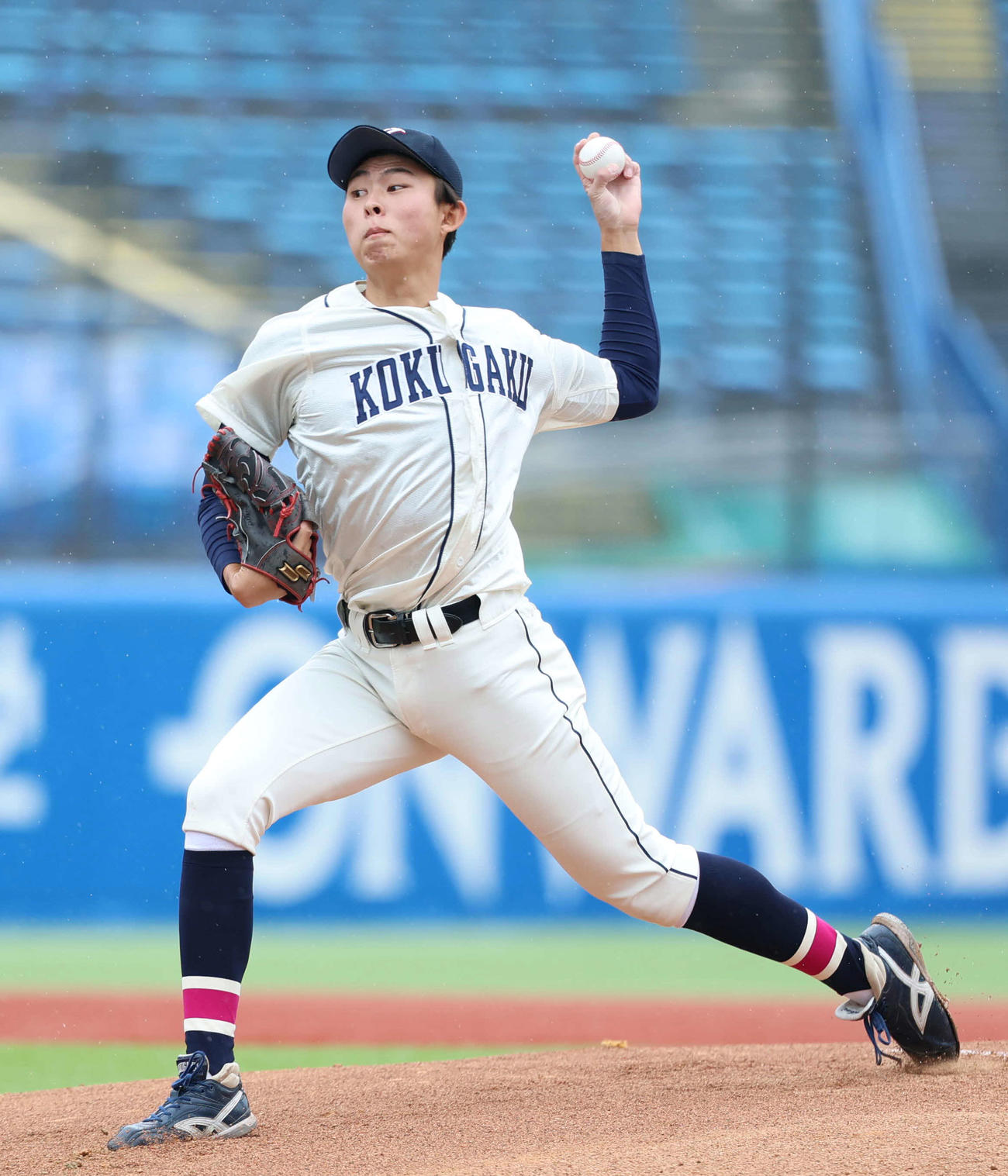 駒大対国学院大　先発し力投する国学院大・中井（撮影・増田悦実）