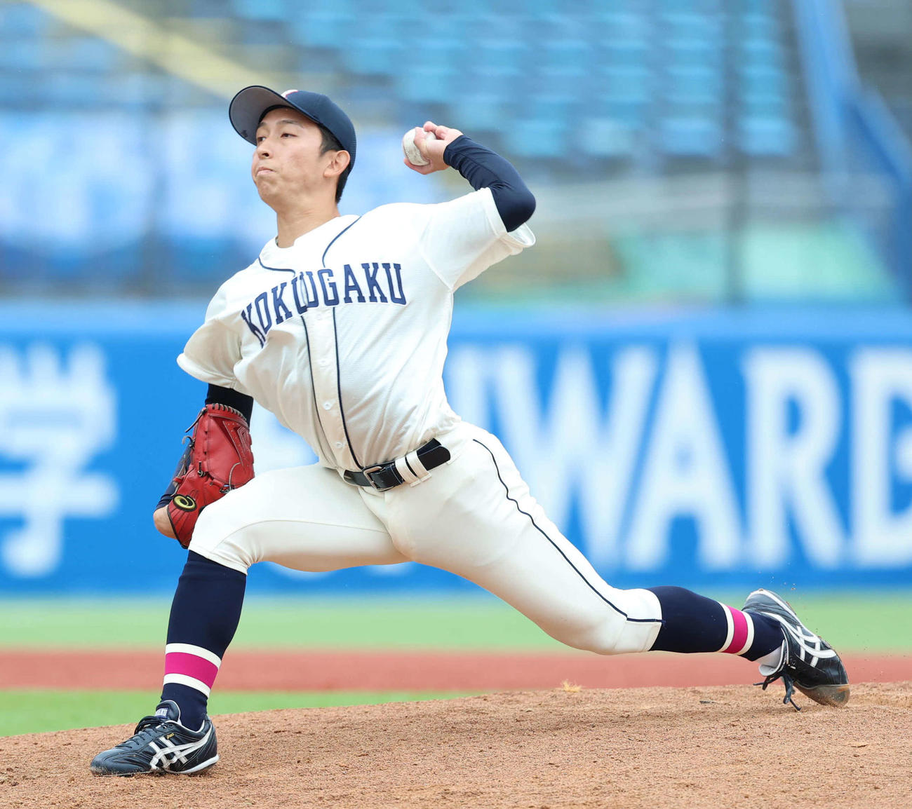 駒大対国学院大　8回表から登板し力投する国学院大・飯田（撮影・増田悦実）