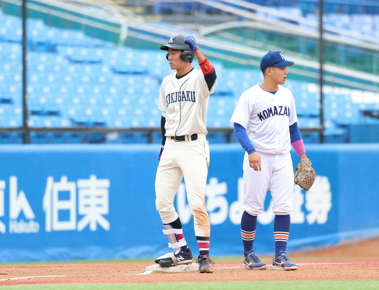 駒大対国学院大　4回裏国学院大1死二塁、適時三塁打を放ちガッツポーズをする中西（撮影・増田悦実）