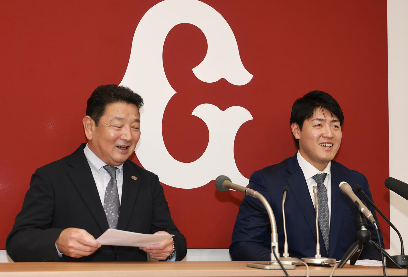 会見する巨人吉村編成本部長（左）と岡本（撮影・野上伸悟）