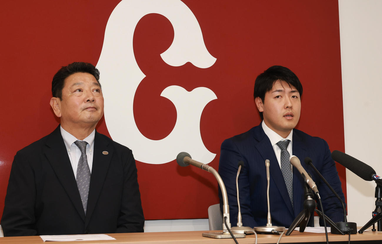 会見する巨人吉村編成本部長（左）と岡本（撮影・野上伸悟）