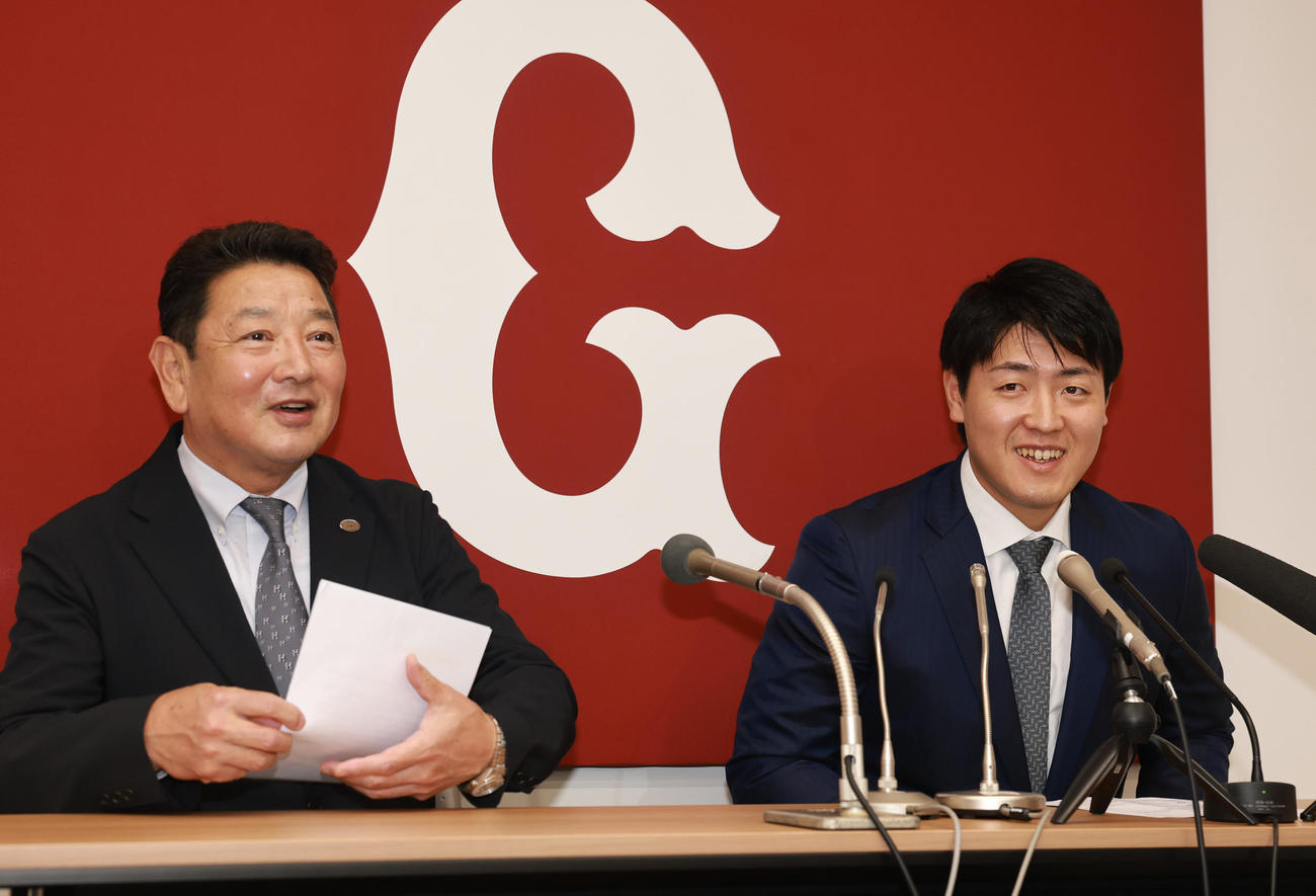 会見する巨人吉村編成本部長（左）と岡本（撮影・野上伸悟）