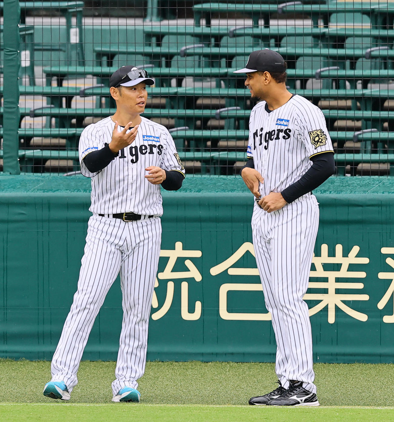 話をする阪神原口（左）とヘルナンデス（撮影・藤尾明華）