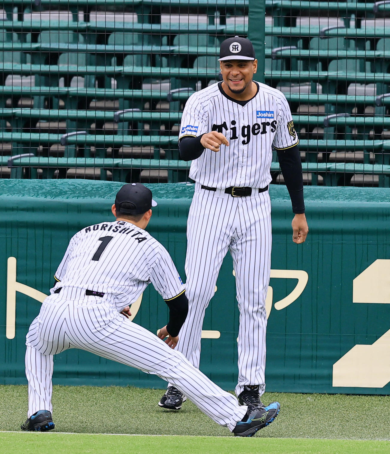 森下翔太と話をする阪神ヘルナンデス（撮影・藤尾明華）