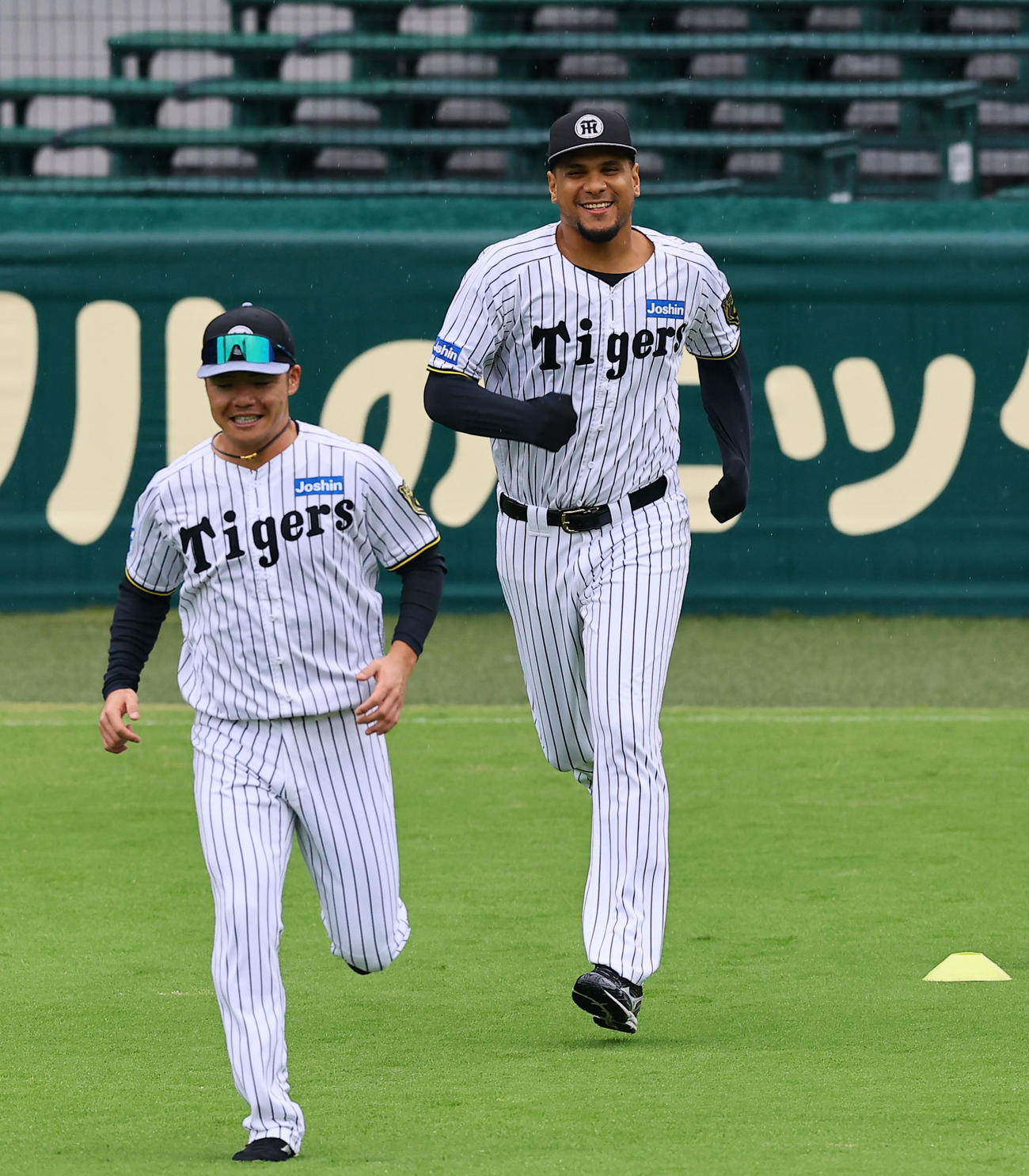 ダッシュする阪神ヘルナンデス（撮影・藤尾明華）