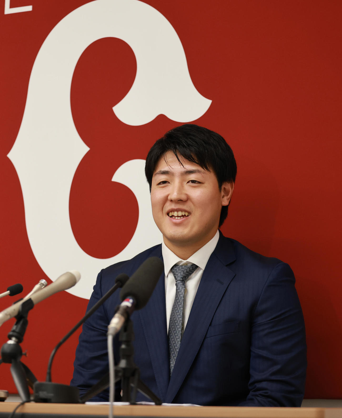 会見する巨人岡本（撮影・野上伸悟）