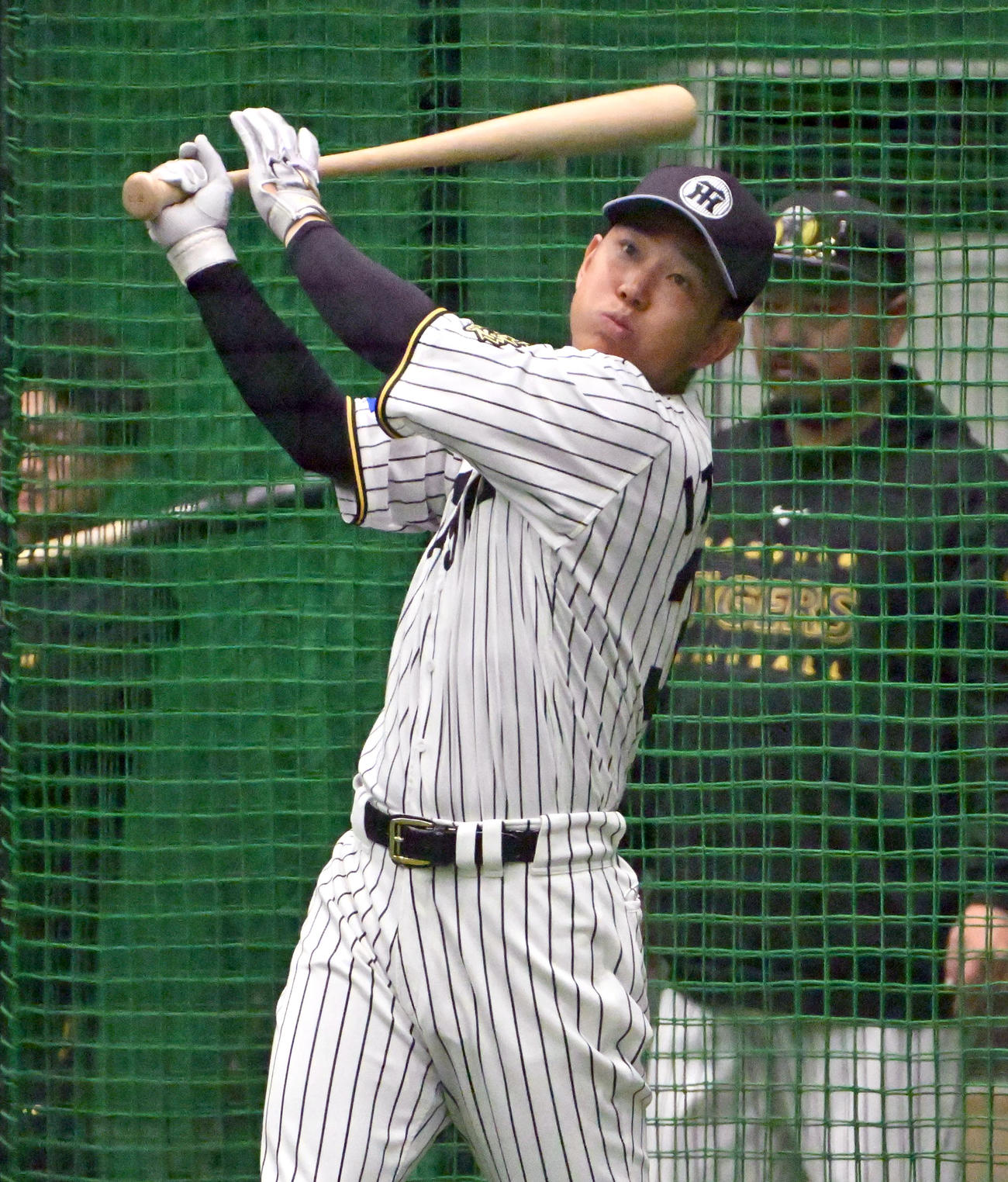 室内で打撃練習をする糸原（撮影・石井愛子）