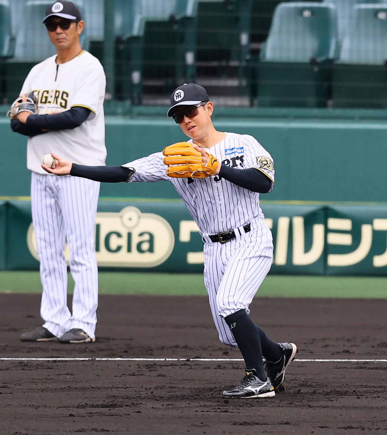 シートノックで三塁守備につく阪神糸原（撮影・藤尾明華）