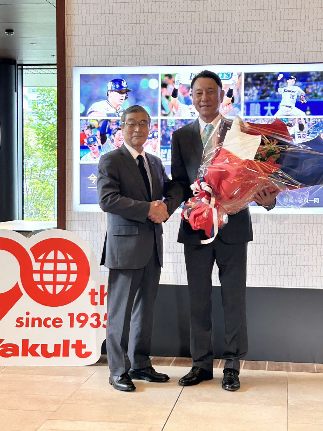 握手をするヤクルト成田オーナー（左）と池山新監督（撮影・上田悠太）