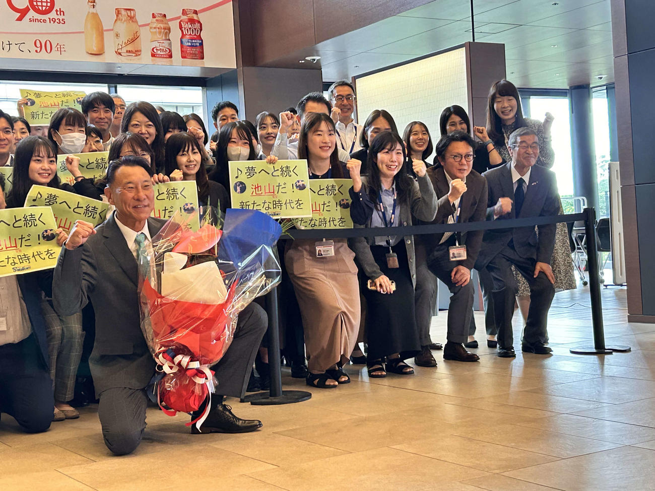 成田オーナーに就任あいさつ後、ヤクルト本社の社員と写真に納まるヤクルト池山監督（前列手前）と成田オーナー（2列目一番右）（撮影・上田悠太）