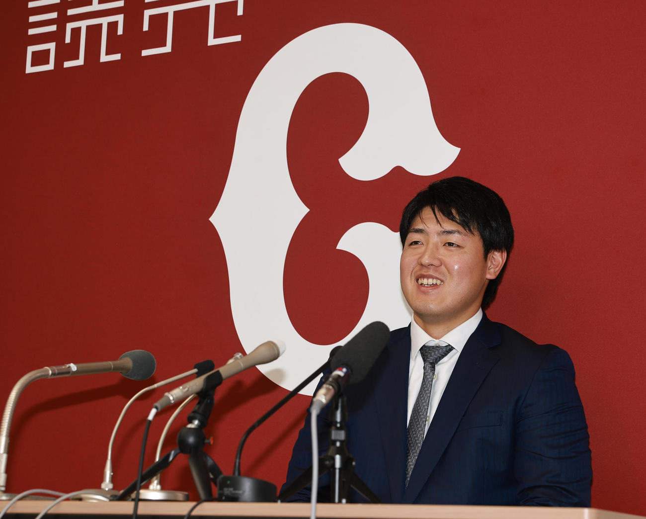 ポスティング制度を利用しての大リーグ挑戦を表明した巨人岡本（撮影・野上伸悟）