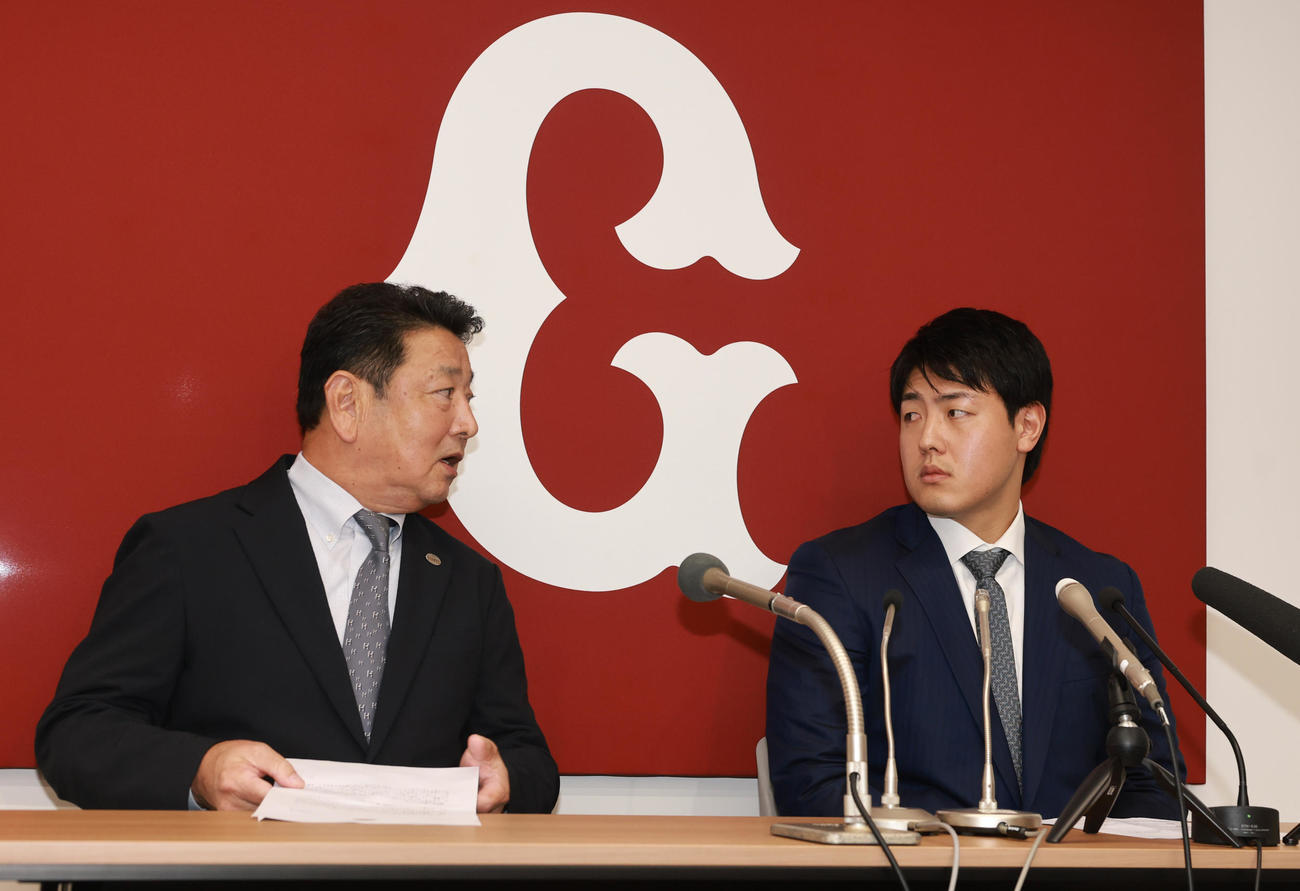 会見する巨人吉村編成本部長（左）と岡本（撮影・野上伸悟）
