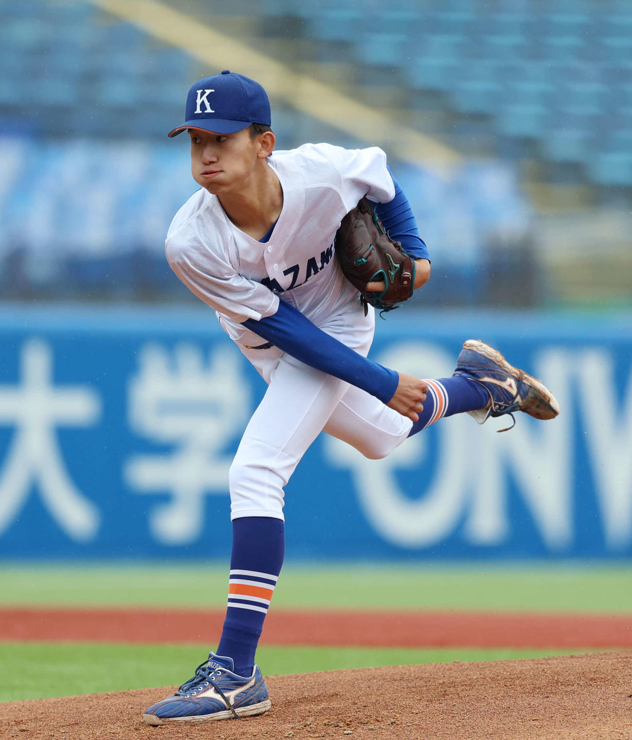 駒大対国学院大　先発し力投する駒大・伴場（撮影・増田悦実）